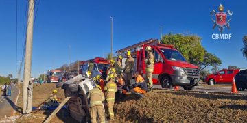 L4 Sul: motorista fica ferido após carro tombar na Avenida das Nações