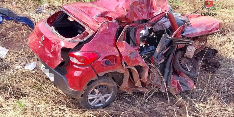 Colisão frontal entre carros na BR-251 deixa homem em estado grave