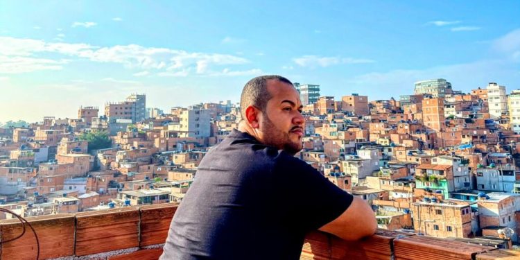 Bets miram influenciadores em busca de população das favelas de SP
