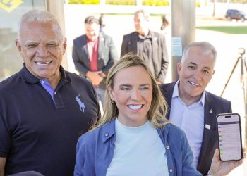 Celina testa QR Code em ponto de ônibus para consultar linha e horário