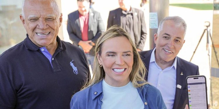 Celina testa QR Code em ponto de ônibus para consultar linha e horário