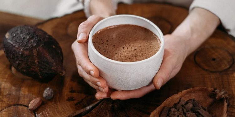 Confira 5 benefícios do chocolate quente para a saúde