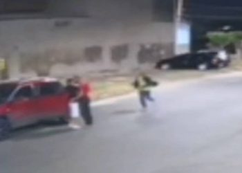 Vídeo. Criminosos rendem homem na rua e roubam carro no DF