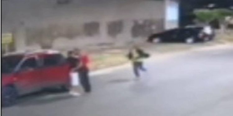 Vídeo. Criminosos rendem homem na rua e roubam carro no DF