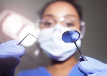 Clínica do DF é condenada a pagar R$ 9 mil por remoção de dente errado