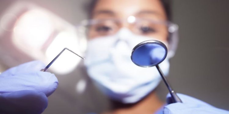 Clínica do DF é condenada a pagar R$ 9 mil por remoção de dente errado