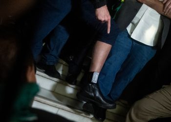 Presos do 8/1 desafiam o STF e removem as tornozeleiras eletrônicas