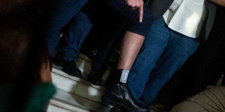 Presos do 8/1 desafiam o STF e removem as tornozeleiras eletrônicas