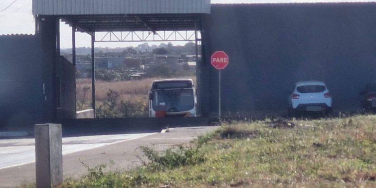 Após denúncia, Rodoeste retira placa de garagem em parque no DF