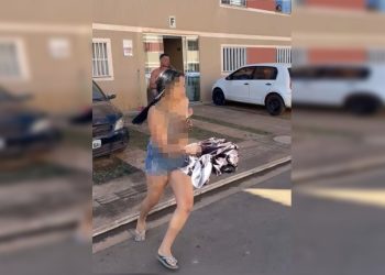 Homem em surto agride família, bate na mãe e a chama de “vadia”. Vídeo