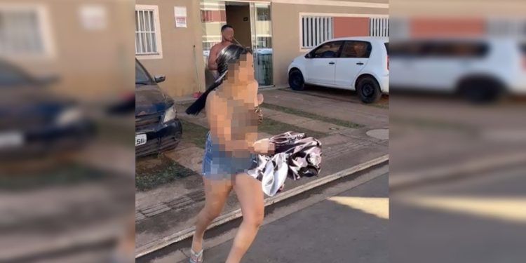 Homem em surto agride família, bate na mãe e a chama de “vadia”. Vídeo