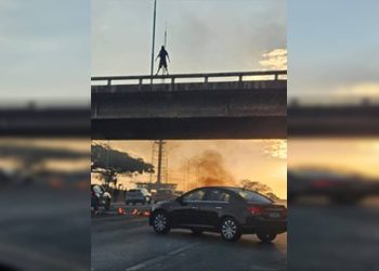 Homem é preso após incendiar via no Eixo Monumental em protesto. Veja