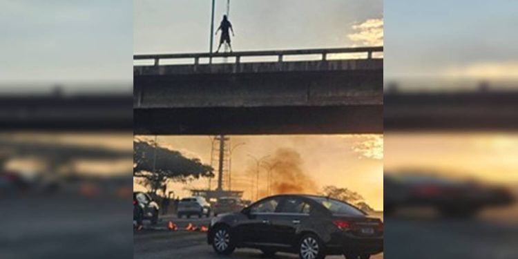 Homem é preso após incendiar via no Eixo Monumental em protesto. Veja
