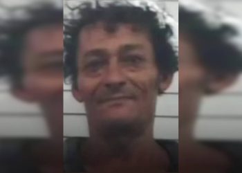 Homem mata e arranca a língua da irmã na frente da mãe