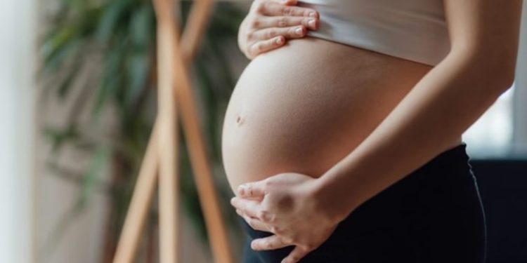 Família acusa hospital de demora no parto, e bebê fica em estado grave