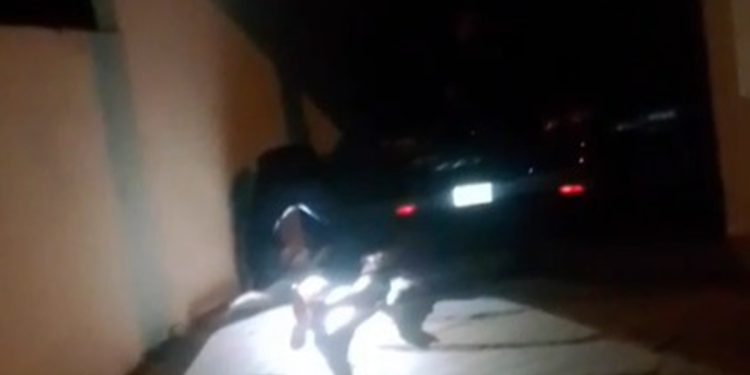 Rastreador de celular roubado faz PMDF achar ladrões embaixo de carro