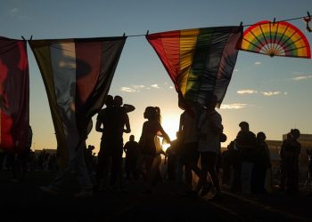 Dono de bar é indiciado por homofobia após barrar cliente de saia