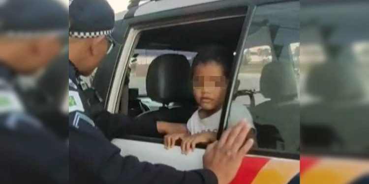 Vídeo: menino autista é salvo por PM quando brincava em rodovia do DF