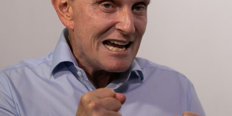 Marcelo Crivella vai à Justiça do DF contra Jovem Pan e Google