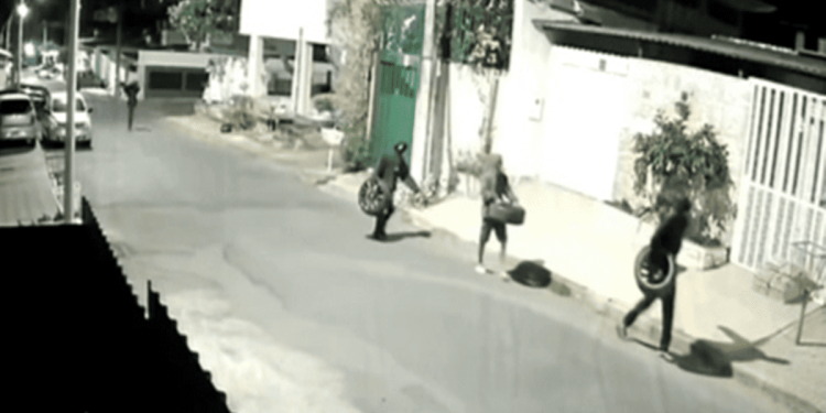Vídeo: bando é flagrado após furtar quatro rodas de carro na Asa Norte