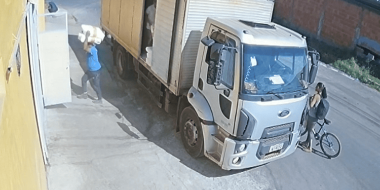 Vídeo: “ladra da bike” sobe em caminhão e furta celular na cara de pau