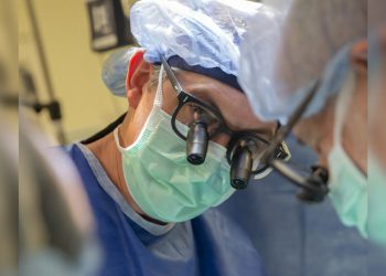 Cirurgiões reanimam coração de bebê fora do corpo durante transplante