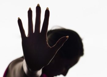 “Beberia o sangue de todos”: homem ameaça mulher e filhos de morte