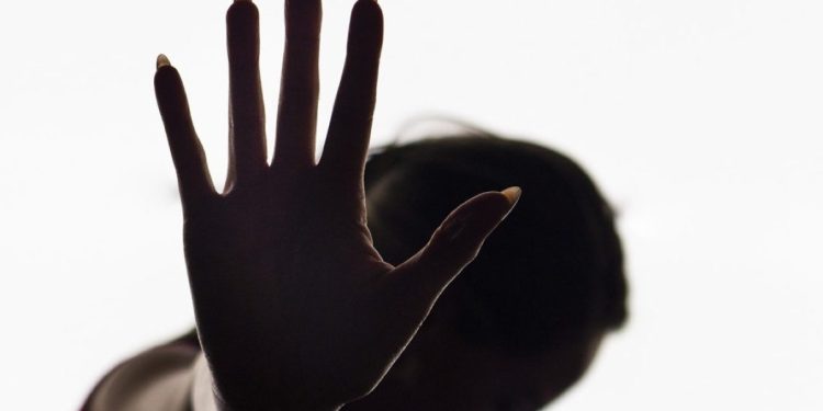 “Beberia o sangue de todos”: homem ameaça mulher e filhos de morte