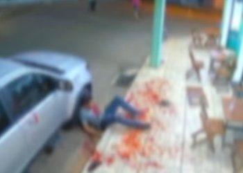 Homem morre com facada no pescoço em briga perto de sorveteria. Vídeo