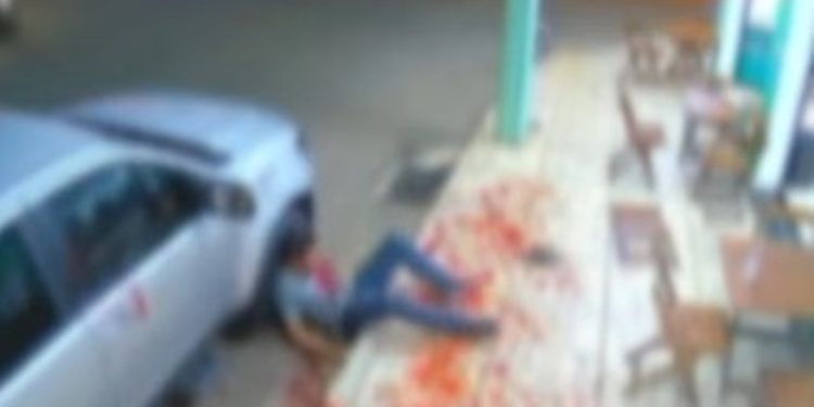 Homem morre com facada no pescoço em briga perto de sorveteria. Vídeo