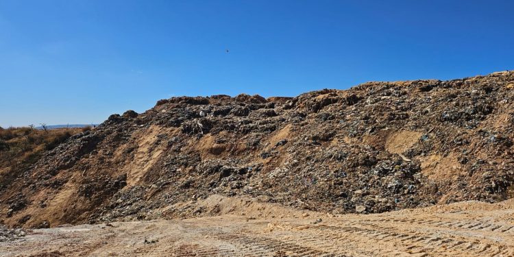 Começa ação para recuperar rio contaminado por lixão que desabou em GO