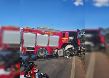 Cinco bombeiros ficam feridos após viatura bater a caminho de incêndio