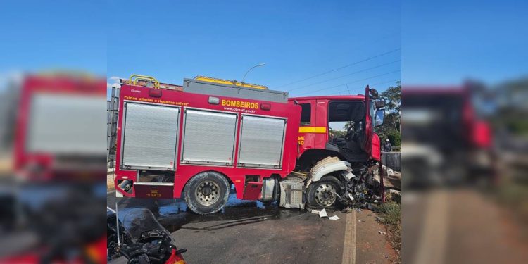 Cinco bombeiros ficam feridos após viatura bater a caminho de incêndio