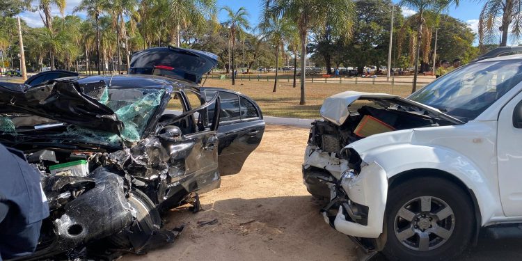 Jovem de 22 anos fica em estado grave após colisão no Parque da Cidade