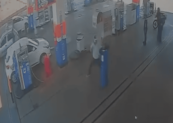 Dupla armada rende frentistas e leva mais de R$ 1 mil em posto. Vídeo