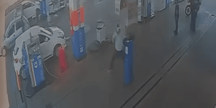 Dupla armada rende frentistas e leva mais de R$ 1 mil em posto. Vídeo