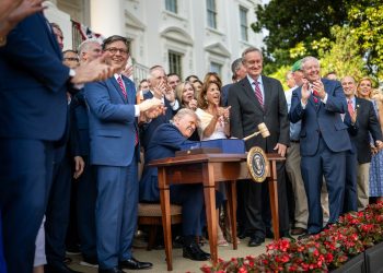 O pacote trilionário de Trump versus o sucesso eleitoral de Mamdani em Nova York