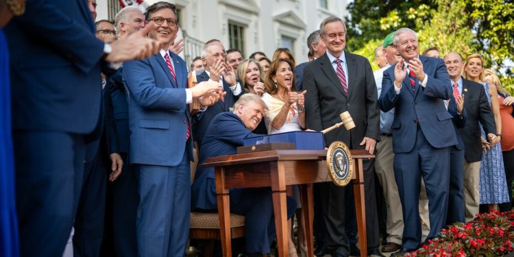 O pacote trilionário de Trump versus o sucesso eleitoral de Mamdani em Nova York