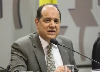 Democracia brasileira sofreu sucessivos golpes sob Bolsonaro, diz Eugênio Bucci
