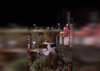Mulher escapa da morte ao pular de carro antes de choque com trem