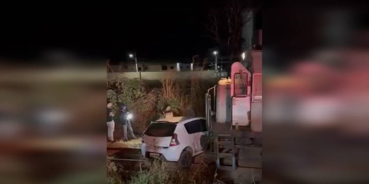 Mulher escapa da morte ao pular de carro antes de choque com trem
