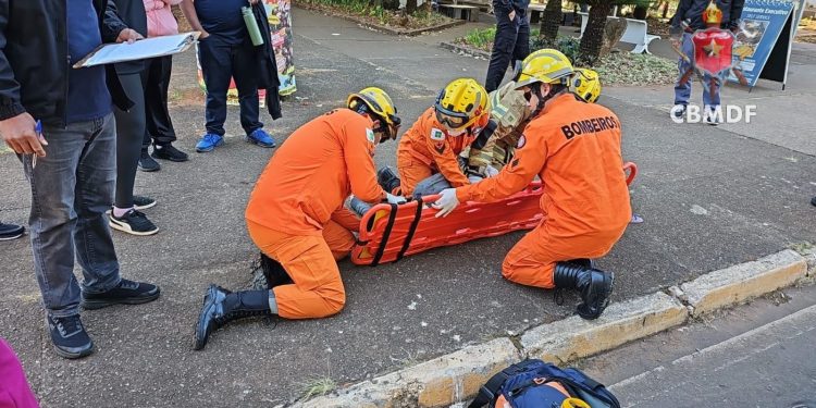 Ciclista de 50 anos é hospitalizada após atropelamento na Asa Norte