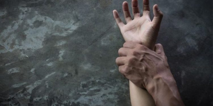 Homem rende mulher de 48 anos na rua e a estupra em matagal do Guará