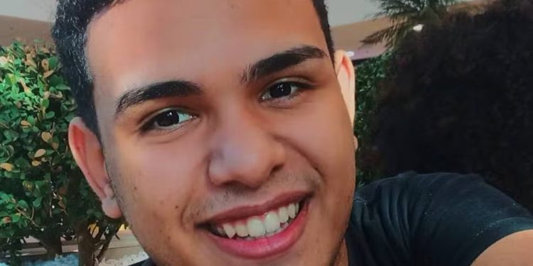 Fisioterapeuta é achado morto pelo pai em terreno baldio perto de casa