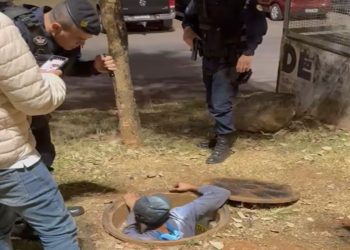 Vídeo: homem é detido dentro de buraco furtando cabos em Águas Claras