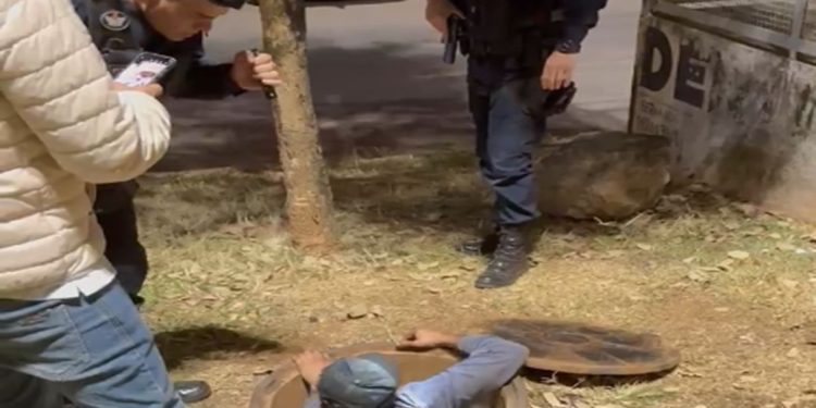 Vídeo: homem é detido dentro de buraco furtando cabos em Águas Claras