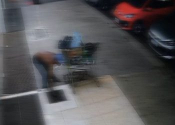 Homem é filmado furtando tampa de bueiro no DF e é preso em seguida