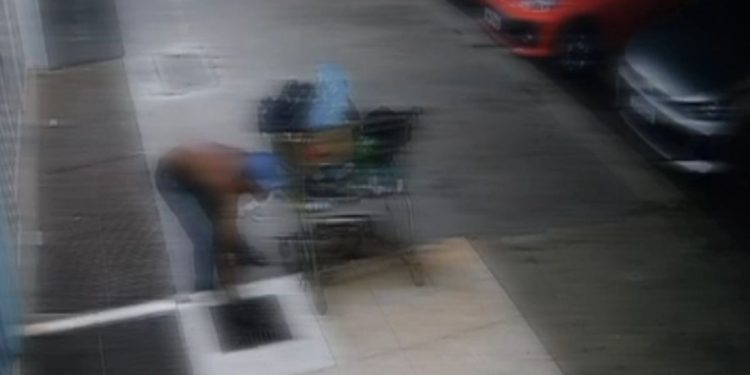 Homem é filmado furtando tampa de bueiro no DF e é preso em seguida