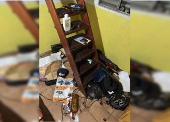 Homem agride própria mãe após ela proibir entrada de nora na casa dela