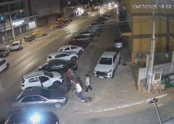 Vídeo: dono de comércio quase arranca braço de assaltante com cutelo